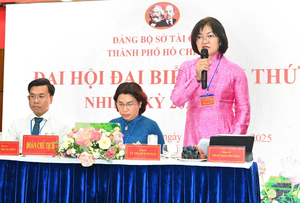 Đoàn Chủ tịch điều hành đại hội. Ảnh: VIỆT DŨNG 960fe00b4cd0fb8ea2c1.jpg