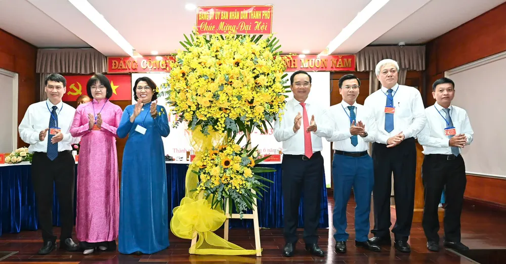 Đồng chí Nguyễn Văn Được tặng hoa chúc mừng Đại hội Đảng bộ Sở Tài chính. Ảnh: VIỆT DŨNG z6744535635552_b0de22bead185c3ffe73c06aaff11c51.jpg