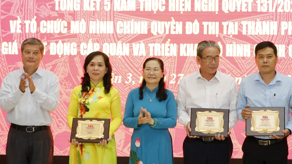 Đồng chí Nguyễn Thị Lệ trao quà đến lãnh đạo quận 3 10.JPG