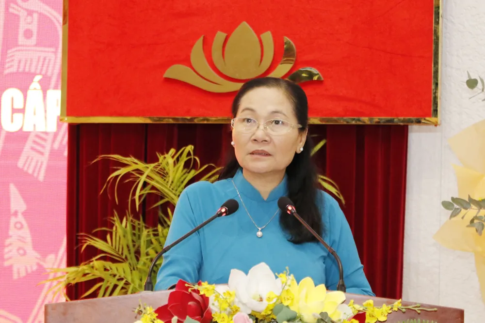 Đồng chí Nguyễn Thị Lệ xúc động phát biểu tại hội nghị 4.JPG