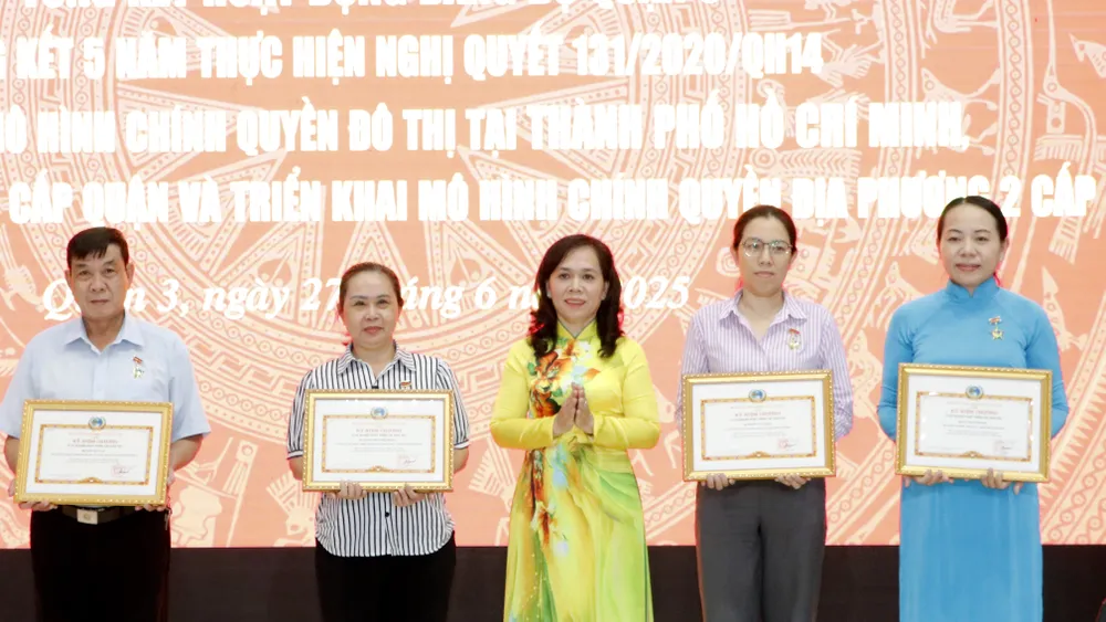 Bí thư Quận ủy quận 3 trao khen thưởng đến các tập thể, cá nhân 7.JPG