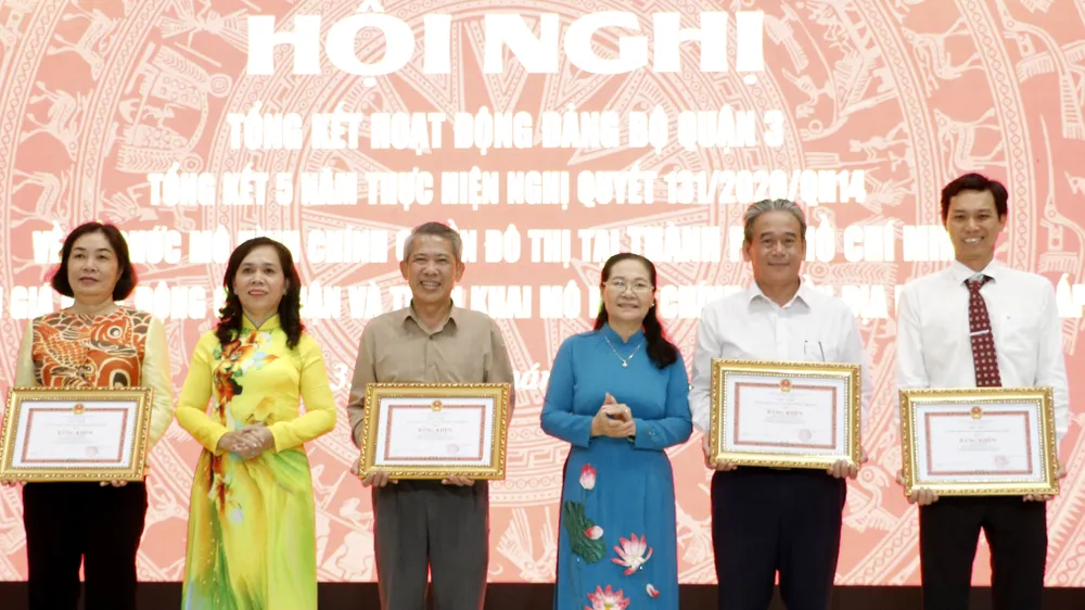 Đồng chí Nguyễn Thị Lệ trao Bằng khen của Chủ tịch UBND TPHCM đến các cá nhân 9.JPG