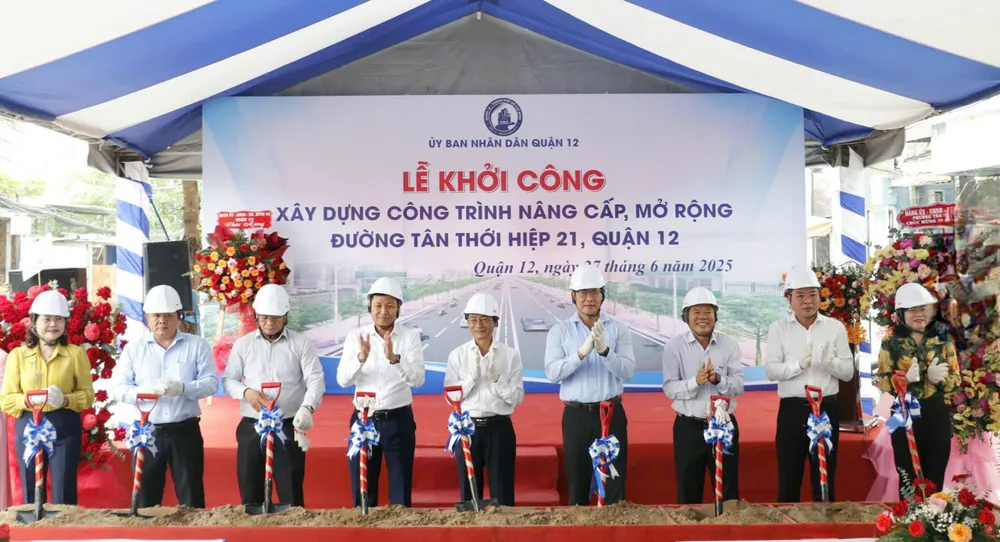 Lãnh đạo quận 12 cùng các đại biểu động thổ khởi công dự án z6746850157394_972171fd03a3151001ffd9f983e02d04.jpg