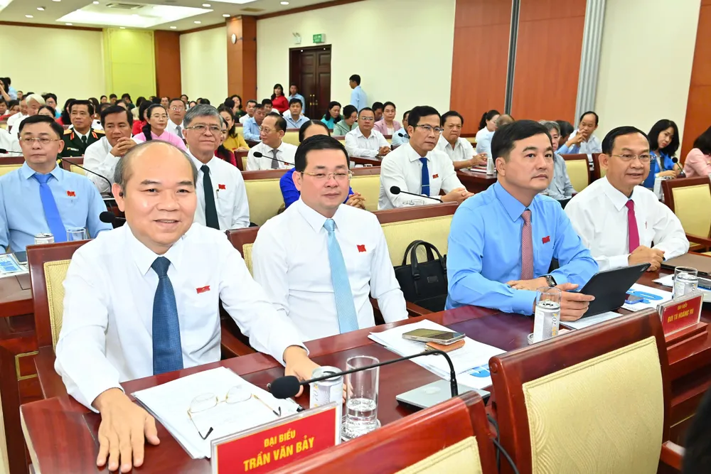 Đại biểu dự kỳ họp. Ảnh: VIỆT DŨNG z6749803274064_b10d21789152153a4d21c8e952b7fe29.jpg