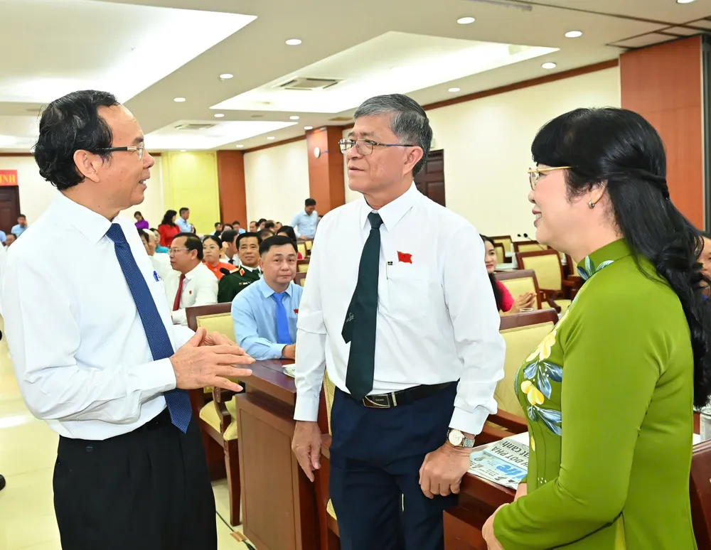 Bí thư Thành ủy TPHCM Nguyễn Văn Nên trao đổi cùng các đại biểu. Ảnh: VIỆT DŨNG z6749803326154_23cf9094663f5478132798fe30f6cdeb.jpg