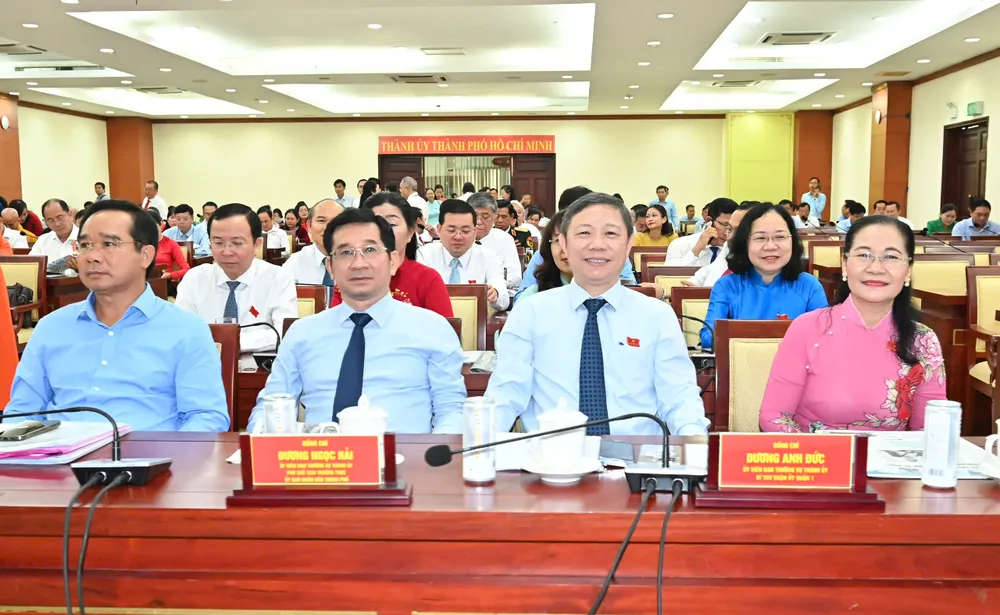 Chủ tịch UBND TPHCM Nguyễn Văn Được cùng các đại biểu dự kỳ họp. Ảnh: VIỆT DŨNG z6749803370388_1024453d2a39960bd488619ff9e74214.jpg