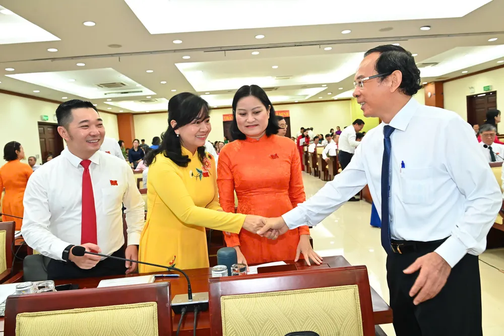 Bí thư Thành ủy TPHCM Nguyễn Văn Nên trao đổi cùng đại biểu tại kỳ họp. Ảnh: VIỆT DŨNG z6749803413828_781f93791934247ee09718dc786de58d.jpg