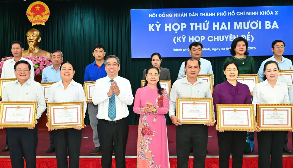 Đồng chí Nguyễn Thị Lệ và đồng chí Nguyễn Phước Lộc trao Bằng khen của Chủ tịch UBND TPHCM đến các tập thể có thành tích xuất sắc, có nhiều đóng góp tích cực, hiệu quả trong quá trình tổ chức thực hiện vai trò, chức năng của HĐND TPHCM trong giai đoạn 2021-2025. Ảnh: VIỆT DŨNG z6750634202813_a54943b9d84cfe5905cad50dc0741141.jpg