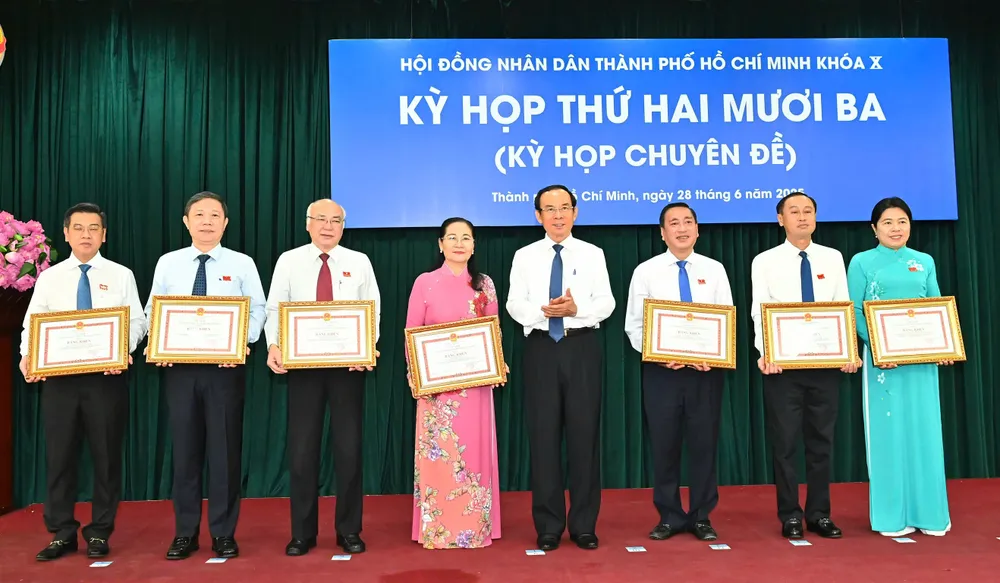 Đồng chí Nguyễn Văn Nên trao Bằng khen của Chủ tịch UBND TPHCM đến các cá nhân có thành tích xuất sắc, có nhiều đóng góp tích cực, hiệu quả trong quá trình tổ chức thực hiện vai trò, chức năng của HĐND TPHCM trong giai đoạn 2021-2025. Ảnh: VIỆT DŨNG z6750634227306_0750a169638cbbc9b5b0c721ca6d7630.jpg