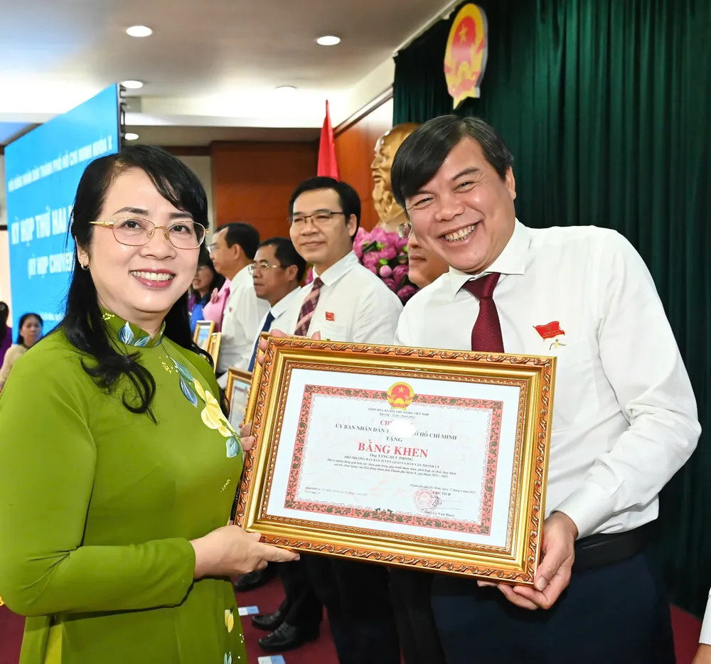 Đồng chí Trần Kim Yến trao Bằng khen của Chủ tịch UBND TPHCM đến các cá nhân có thành tích xuất sắc, có nhiều đóng góp tích cực, hiệu quả trong quá trình tổ chức thực hiện vai trò, chức năng của HĐND TPHCM trong giai đoạn 2021-2025. Ảnh: VIỆT DŨNG z6750634236142_72c86606e12ee532f3120a53ee998b8b.jpg