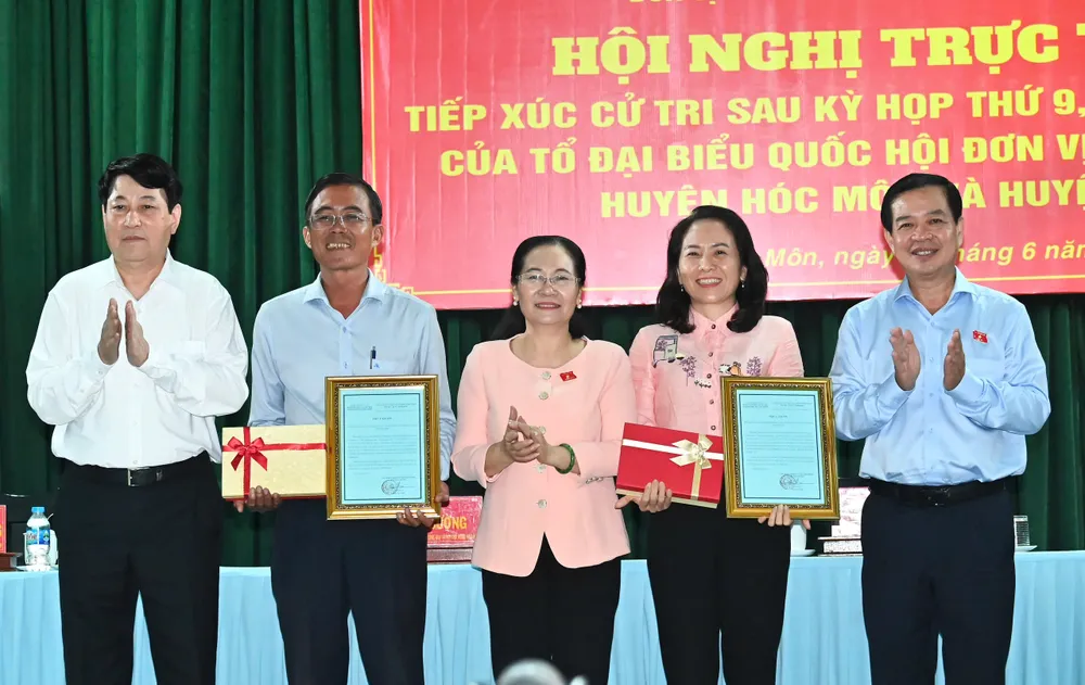 Die Delegationseinheit Nr. 10 der Nationalversammlung überreichte den Komitees der Vietnamesischen Vaterländischen Front in den Distrikten Hoc Mon und Cu Chi Dankesbriefe und Geschenke. Foto: VIET DUNG z6751493300014_660704324eee483312fe1ad566dc3e45.jpg
