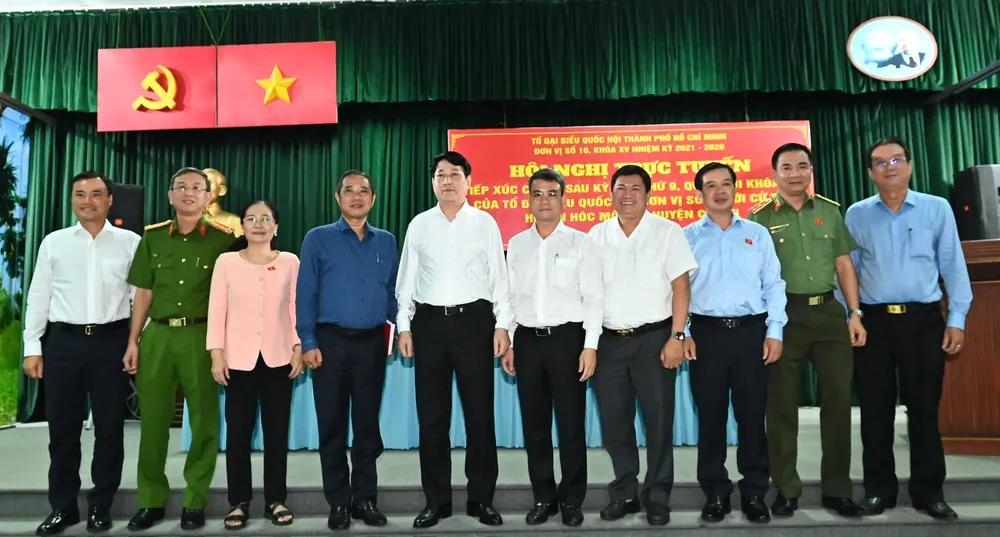 Präsident Luong Cuong und Delegierte nehmen an der Versammlung mit den Wählern teil. Foto: VIET DUNG z6751493304435_6f77f980e733290169d83bbf3b42e4cb.jpg