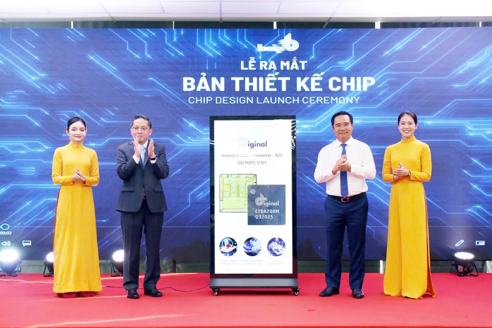 Đồng chí Nguyễn Văn Được chứng kiến lễ ra mắt bản thiết kế chip ADC CT6.jpg