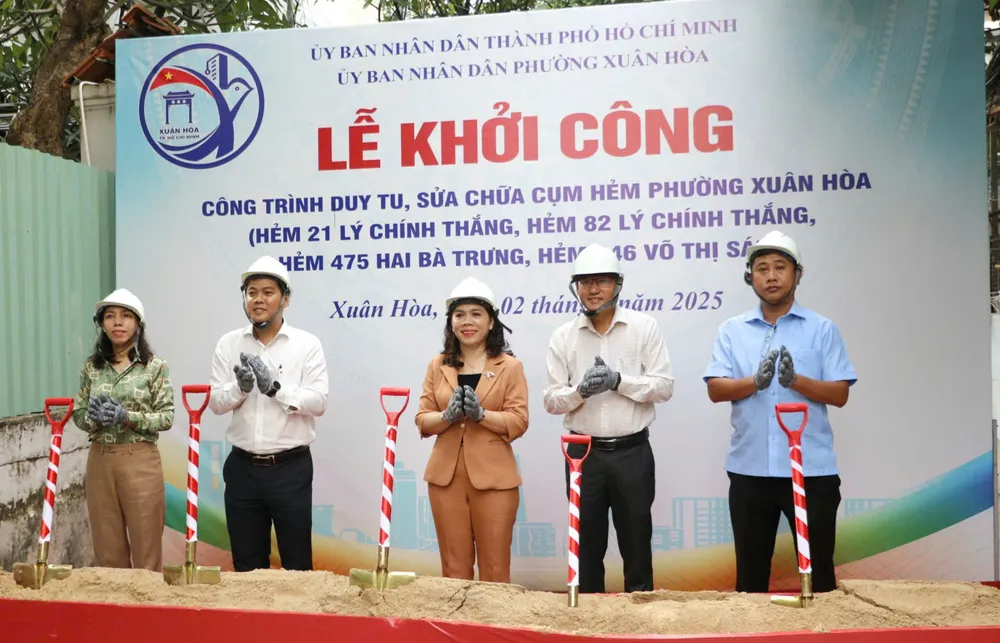 Die Leiter des Bezirks Xuan Hoa führten den ersten Spatenstich zum Start des Projekts durch. z6762958508813_0133a5b94f50509bccbdc3d1a0ef3a7b.jpg