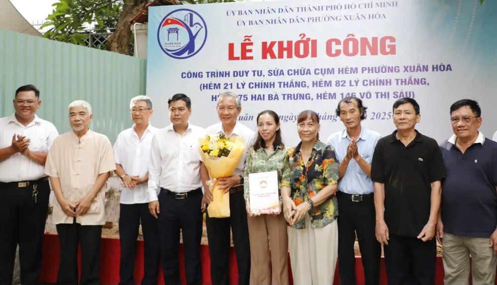 Der Vorsitzende des Volkskomitees des Bezirks Xuan Hoa, Nguyen Hung Hau, stellte die Entscheidung zur Einrichtung des Community Supervision Board vor. z6762958543665_4040123eb97eac349127992c7c0b408a.jpg