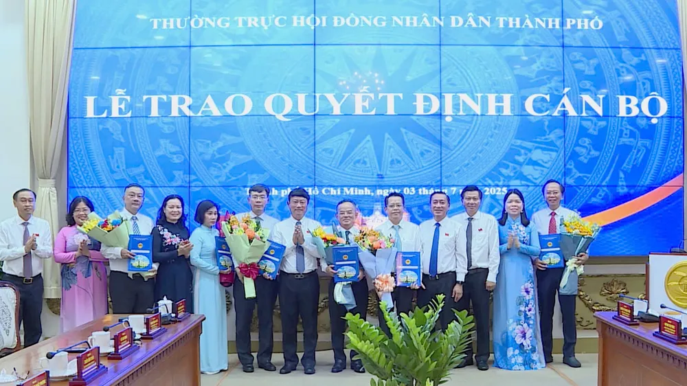 Thường trực HĐND TPHCM trao quyết định bổ nhiệm lãnh đạo Văn phòng Đoàn ĐBQH-HĐND TPHCM 1a.jpg