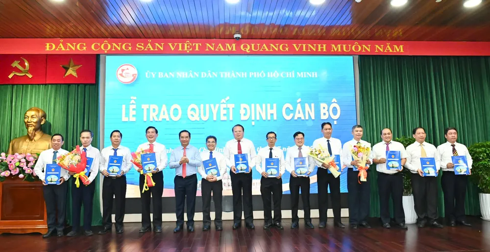 Đồng chí Nguyễn Văn Được trao quyết định đến các cá nhân. Ảnh: VIỆT DŨNG z6766366115582_8fa33a729a89889b12ab6a587e48c5f3.jpg