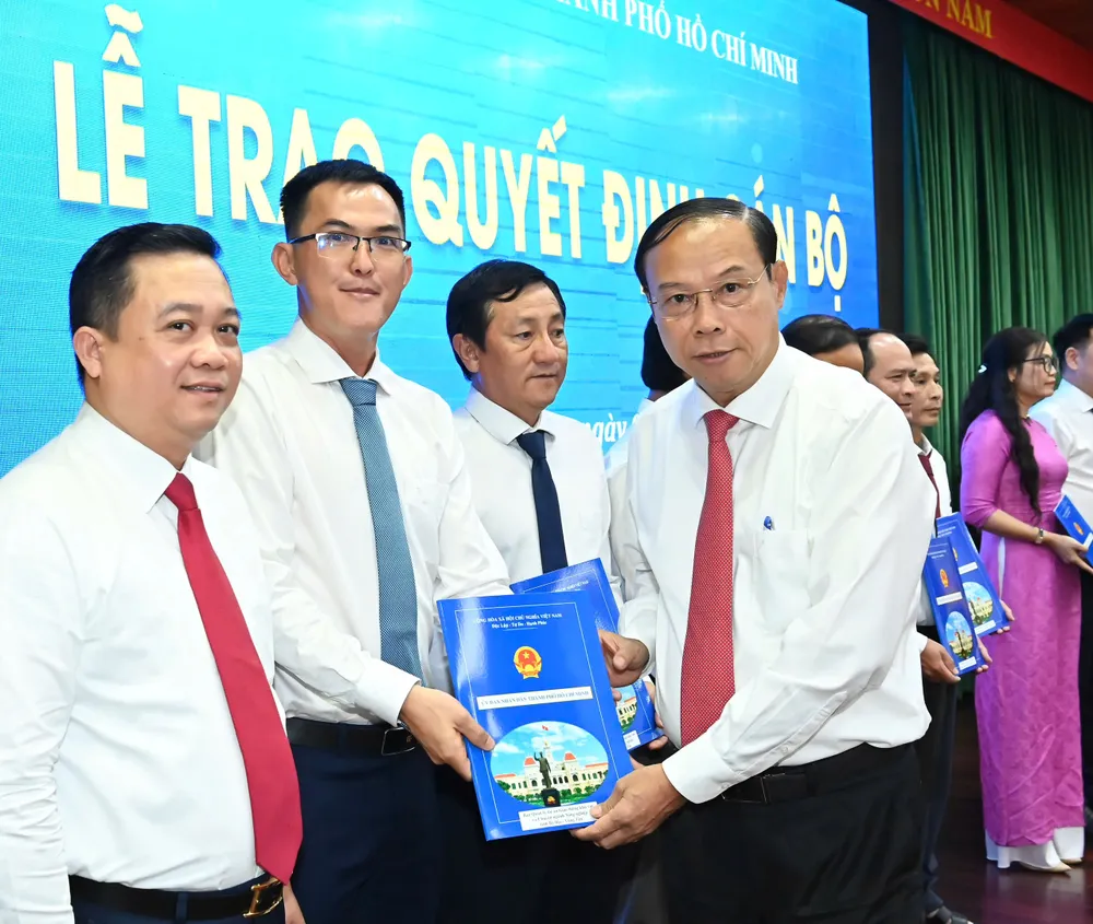 Phó Chủ tịch UBND TPHCM Nguyễn Văn Thọ trao quyết định các cá nhân. Ảnh: VIỆT DŨNG z6766366160174_86640a91d385130a01f26ac1f0fb002c.jpg