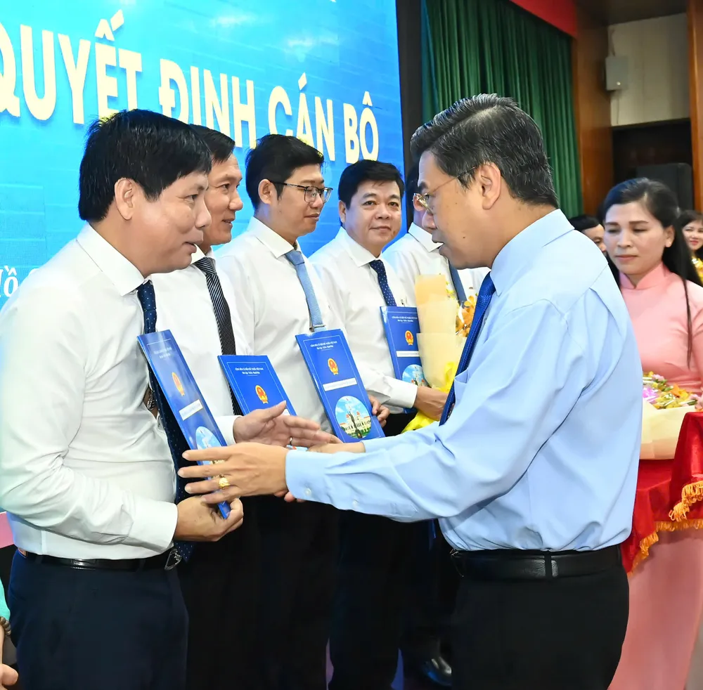 Phó Chủ tịch UBND TPHCM Nguyễn Văn Dũng trao quyết định đến các cá nhân. Ảnh: VIỆT DŨNG z6766366192842_f6bf41334b133d501e3979d80c900334.jpg