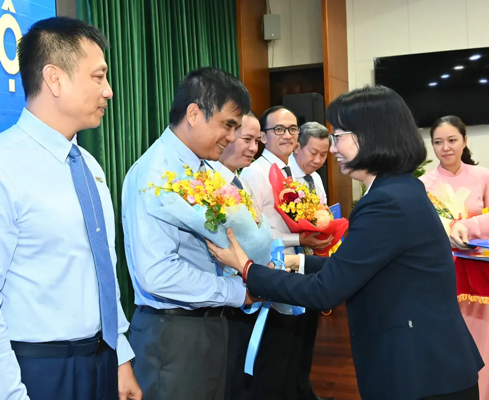 Phó Chủ tịch UBND TPHCM Trần Thị Diệu Thúy trao quyết định đến các cá nhân. Ảnh: VIỆT DŨNG z6766366213985_7cb8fd1f095578d457cf976dafc75180.jpg