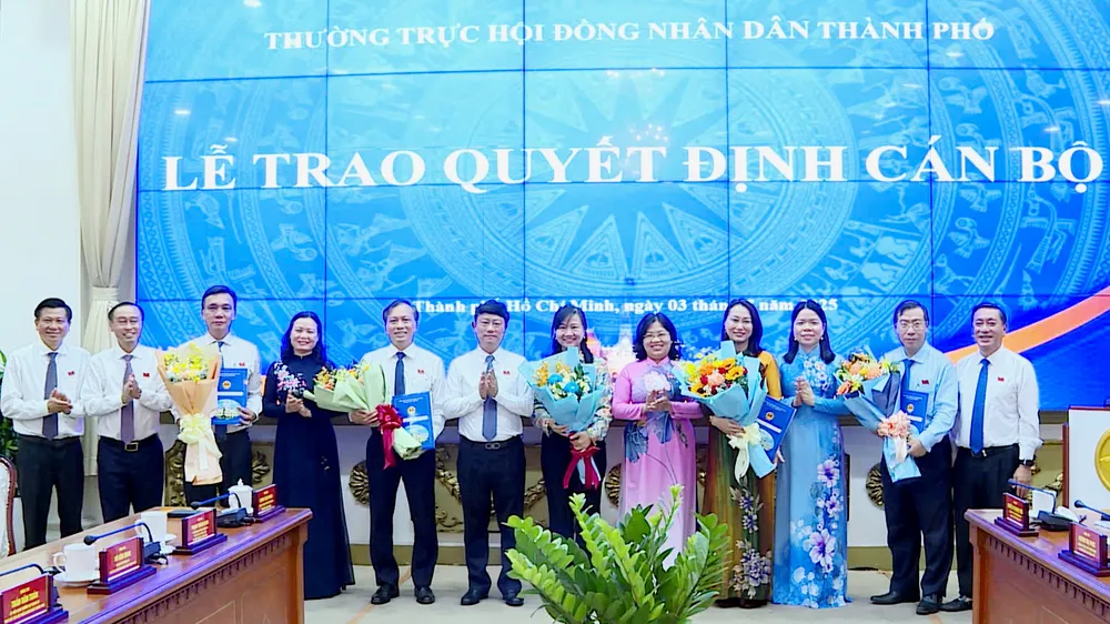 Thường trực HĐND TPHCM trao quyết định đến các cá nhân z6766803985826_743e4a9e199b17e8d87c0db7a39fda08.jpg