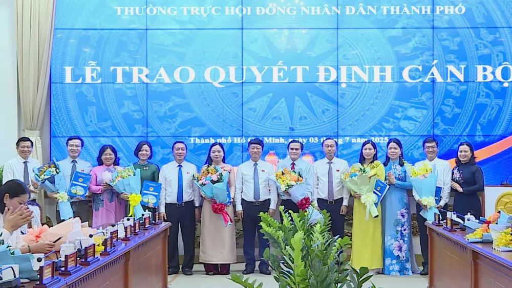 Thường trực HĐND TPHCM trao quyết định đến các cá nhân z6766804006427_be54eda6f5f413a0d5f1d379b4f4069d.jpg