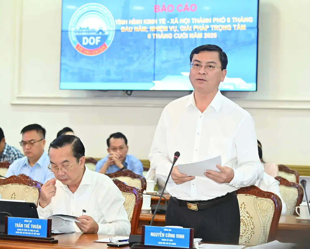Giám đốc Sở Tài chính TPHCM Nguyễn Công Vinh báo cáo tình hình kinh tế - xã hội 6 tháng đầu năm; nhiệm vụ giải pháp 6 tháng cuối năm. Ảnh: VIỆT DŨNG z6769805263905_38c0ccede7642cfc7d8ce72118ec6937.jpg
