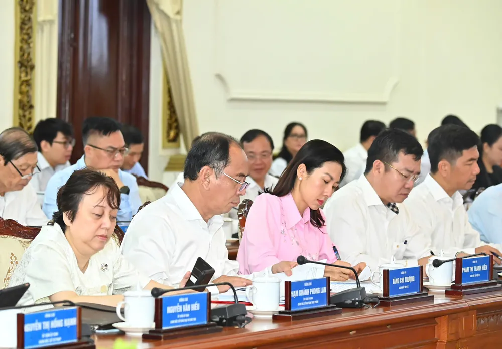 Lãnh đạo các sở, ngành dự phiên họp. Ảnh: VIỆT DŨNG z6769805275588_e1b321138711cd086800dd771a437904.jpg