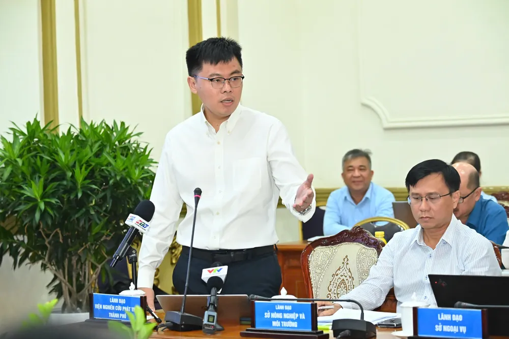 Viện trưởng Viện Nghiên cứu phát triển TPHCM Trương Minh Huy Vũ thảo luận. Ảnh: VIỆT DŨNG z6770350907894_55f271ca7567d4b914ff956c27a070e3.jpg