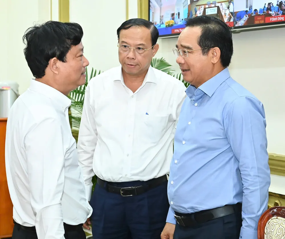 Đồng chí Nguyễn Văn Được trao đổi cùng đồng chí Võ Văn Minh và đồng chí Nguyễn Văn Thọ tại phiên họp. Ảnh: VIỆT DŨNG z6770350961686_fc0d179d4db48c1cd05bda93119a0b59.jpg