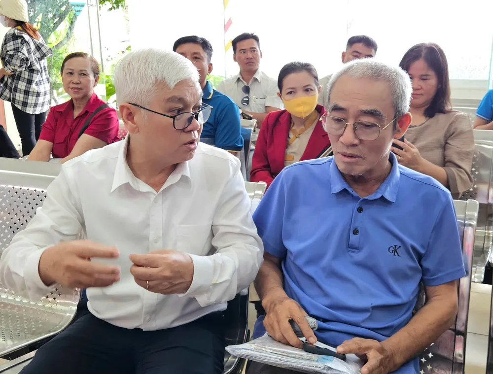 សមមិត្ត Nguyen Van Loi សំណេះសំណាលជាមួយប្រជាជនមកអនុវត្តនីតិវិធីរដ្ឋបាល។ រូបថត៖ NGO BINH 5d9e304d106ea630ff7f.jpg