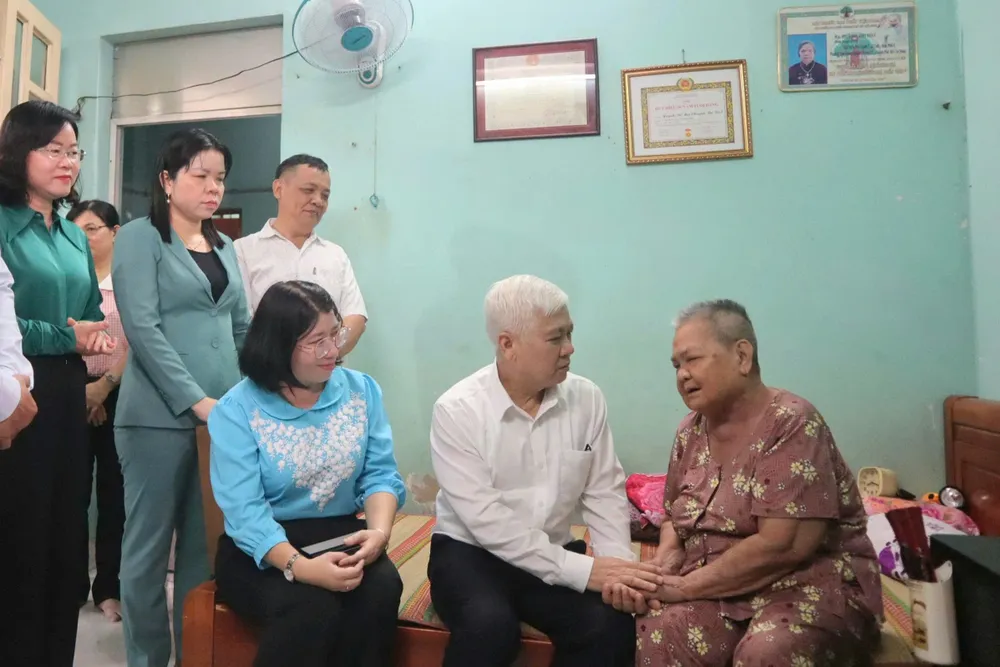 សមមិត្ត Nguyen Van Loi និងគណៈប្រតិភូបានទៅសួរសុខទុក្ខគ្រួសារគោលនយោបាយនៅវួដ Dong Hung Thuan។ 9f1e9119bc3a0a64532b.jpg