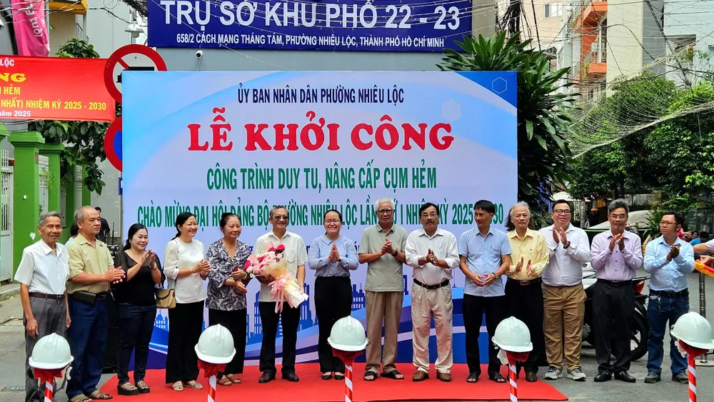 Chủ tịch UBND phường Nhiêu Lộc Ngô Thị Hiền tặng hoa Ban Giám sát cộng đồng z6793131657183_95ec9f3a7b120fda21c9bc9a184efc46.jpg