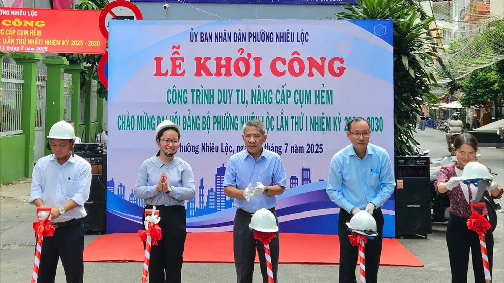 Bí thư Đảng ủy, Chủ tịch HĐND phường Nhiêu Lộc Võ Văn Đức, cùng lãnh đạo phường động thổ khởi công công trình z6793131682827_8b383fdb4d3cb5148c05dfec12a15565.jpg