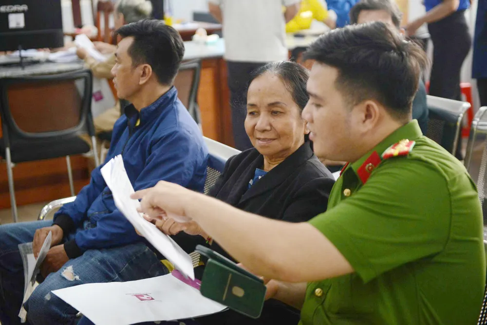 Đoàn viên thanh niên Công an TPHCM hỗ trợ người dân thực hiện thủ tục hành chính tại Trung tâm Phục vụ hành chính công phường Bàn Cờ, TPHCM. Ảnh: SGGP Đoàn viên thanh niên Công an TPHCM hỗ trợ người dân thực hiện thủ tục hành chính tại Trung tâm Phục vụ hành chính công phường Bàn Cờ, TPHCM. .jpg