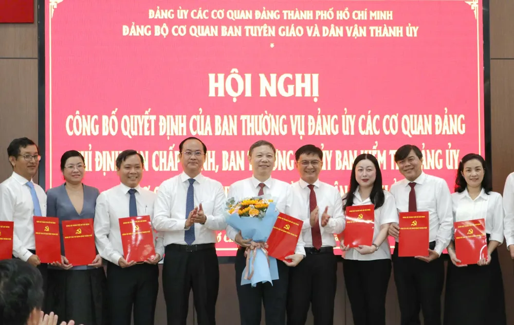 Đồng chí Nguyễn Mạnh Cường và đồng chí Nguyễn Khoa Hải trao quyết định, tặng hoa chúc mừng Ban Chấp hành Đảng bộ Cơ quan Ban Tuyên giáo và Dân vận Thành ủy TPHCM z6812822065033_d29bfb89e24fea9c68e3d6ea34beb191.jpg
