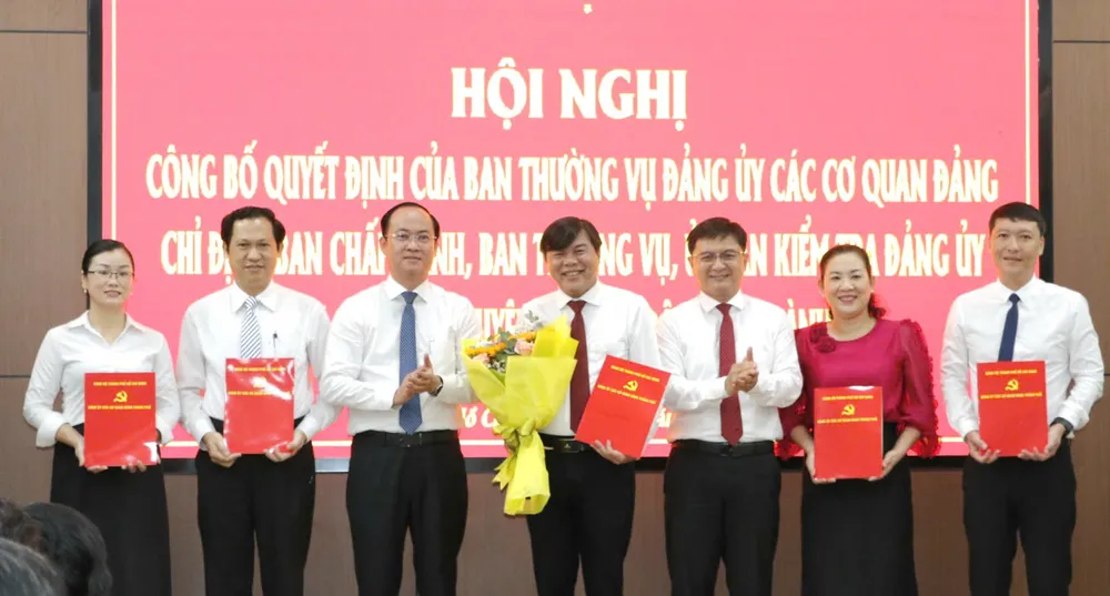 Đồng chí Nguyễn Mạnh Cường, đồng chí Nguyễn Khoa Hải trao quyết định, tặng hoa chúc mừng Ủy ban Kiểm tra Đảng ủy cơ quan Ban Tuyên giáo và Dân vận Thành ủy TPHCM z6812822070360_97f648b7d3f420c798d3a01b625bd879.jpg