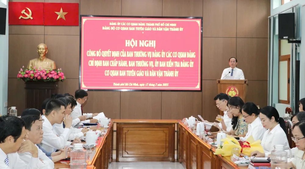 Phó Bí thư Đảng ủy các cơ quan Đảng TPHCM Nguyễn Khoa Hải phát biểu giao nhiệm vụ z6812822084233_3c1cac84ad3e37d1ecbf8503de393ae2.jpg