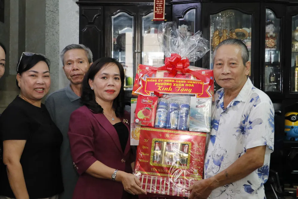 Lãnh đạo phường Xuân Hòa thăm, tặng quà gia đình chính sách, người có công z6814874981478_9127b2777605a15059e688a9d1e3f212.jpg