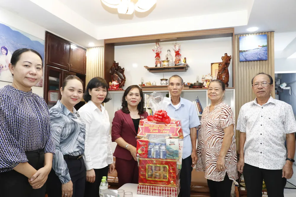 Lãnh đạo phường Xuân Hòa thăm, tặng quà gia đình chính sách, người có công z6814874985817_9f0216a8d527667bbbc42f8482bf1591.jpg
