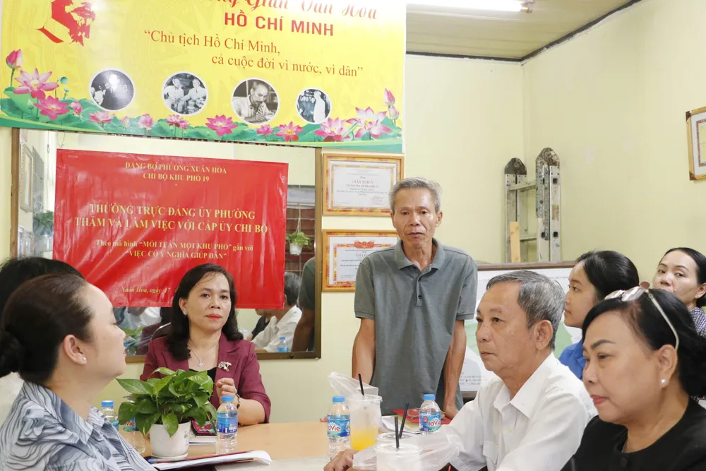 Bí thư Chi bộ Khu phố 19 Nguyễn Văn Phú báo cáo z6814875002773_e5a8d10c8b0957aad62a865f00c2f3af.jpg