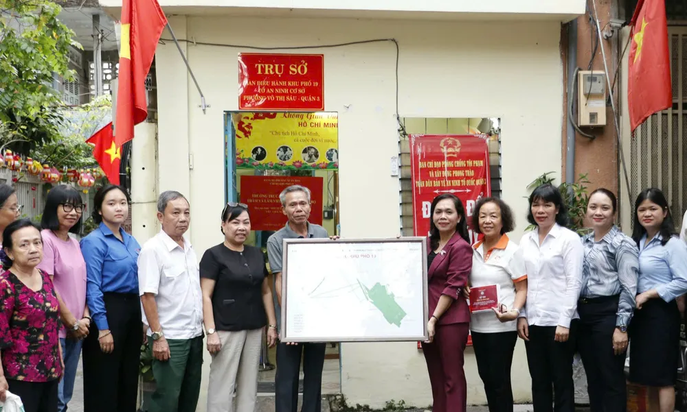 Thường trực Đảng ủy phường Xuân Hòa tặng quà khu phố 19 z6814875004758_426fb9c9e7a6f31687e46326a7b71724.jpg