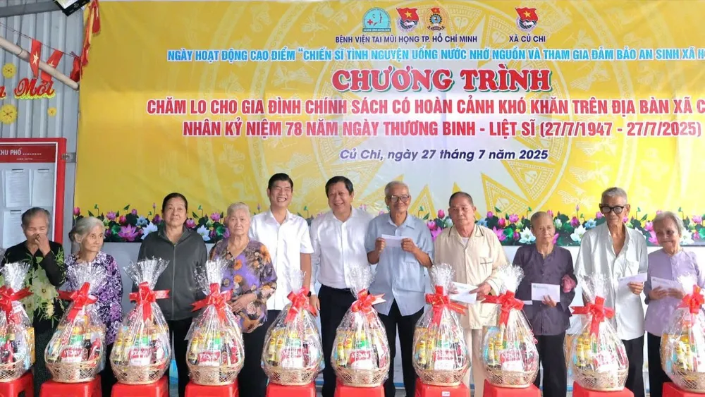 Lãnh đạo xã Củ Chi và Bệnh viện Tai Mũi Họng TPHCM trao quà đến các gia đình chính sách z6845582446328_b8ae40bd70bfdcfb43e9a70e2e4b2811.jpg