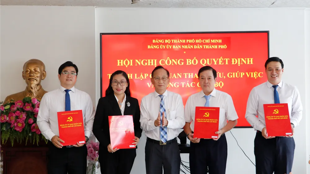 Đồng chí Trần Văn Nam trao quyết định thành lập 4 cơ quan tham mưu giúp việc Đảng ủy UBND TPHCM. Ảnh: NGÔ BÌNH 4 co quan.jpg