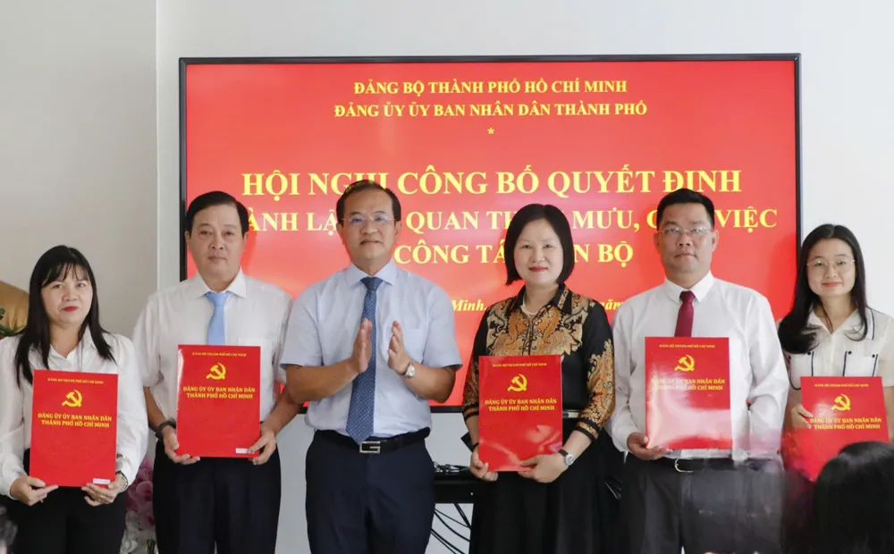 Đồng chí Huỳnh Tân Định trao các quyết định bổ nhiệm cán bộ, công chức Ủy ban Kiểm tra Đảng ủy UBND TPHCM 5a4443357e17f749ae06.jpg