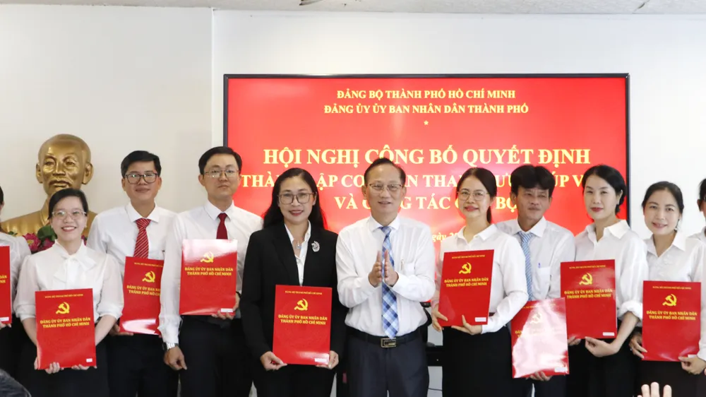 Đồng chí Trần Văn Nam trao các quyết định bổ nhiệm cán bộ, công chức Ban Tổ chức Đảng ủy UBND TPHCM BTC.JPG