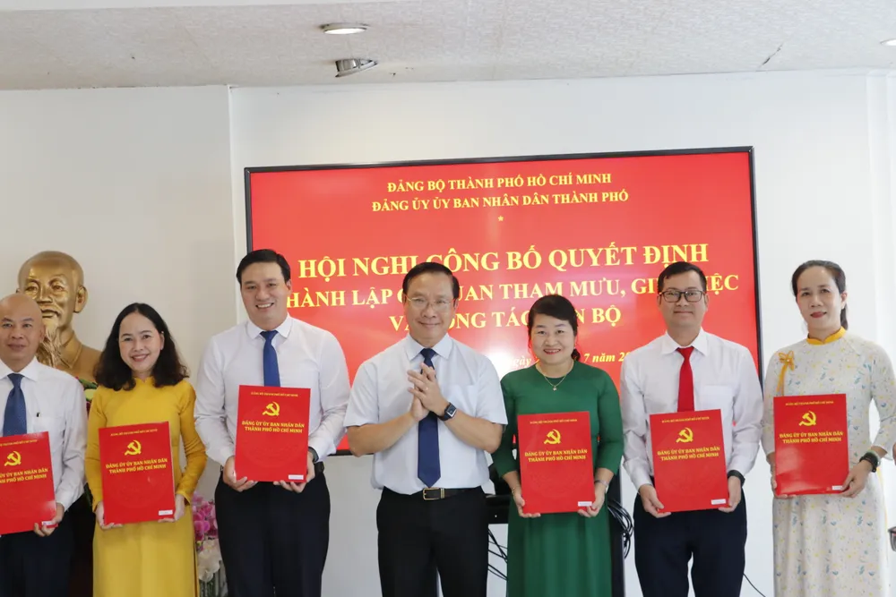 Đồng chí Ngô Thành Tuấn trao các quyết định bổ nhiệm cán bộ, công chức Ban Tuyên giáo và Dân vận Đảng ủy UBND TPHCM BTG.JPG