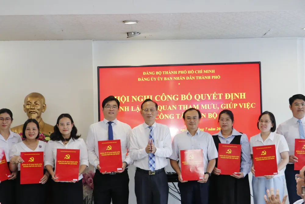 Đồng chí Trần Văn Nam trao các quyết định bổ nhiệm cán bộ, công chức Văn phòng Đảng ủy UBND TPHCM Văn phòng.JPG