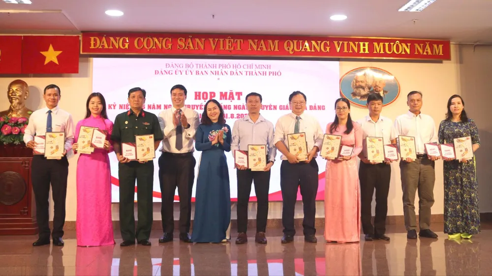 Lãnh đạo Ban Tuyên giáo và Dân vận Đảng ủy UBND TPHCM tặng sách và bản đồ 34 tỉnh, thành mới đến các đại biểu e73c36b77160f83ea171.jpg