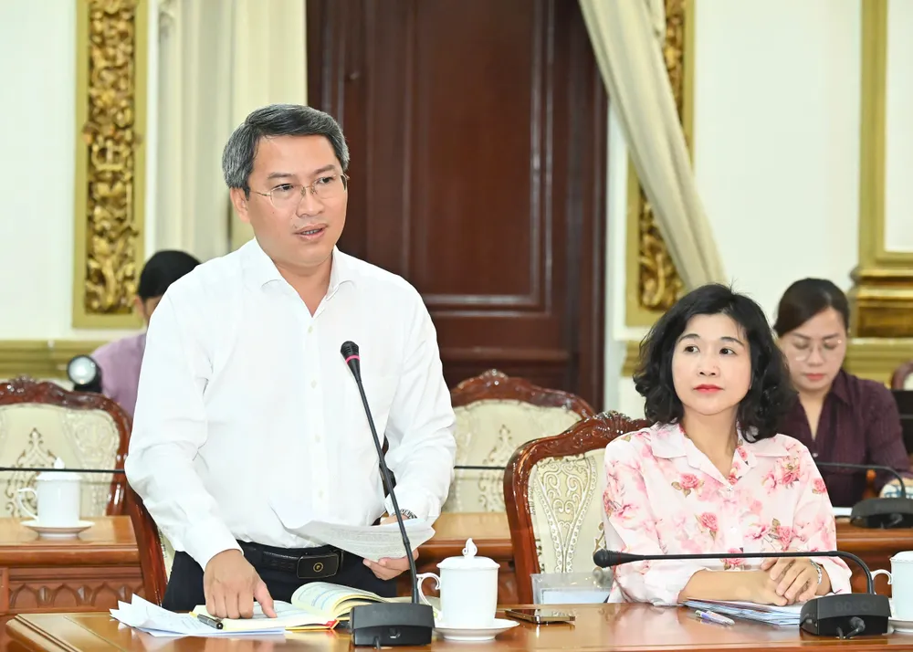 Bí thư Đảng ủy phường Sài Gòn Nguyễn Tấn Phát báo cáo. Ảnh: VIỆT DŨNG z6858952674266_d63727ed4adae79c3ab2e873420b4da5.jpg